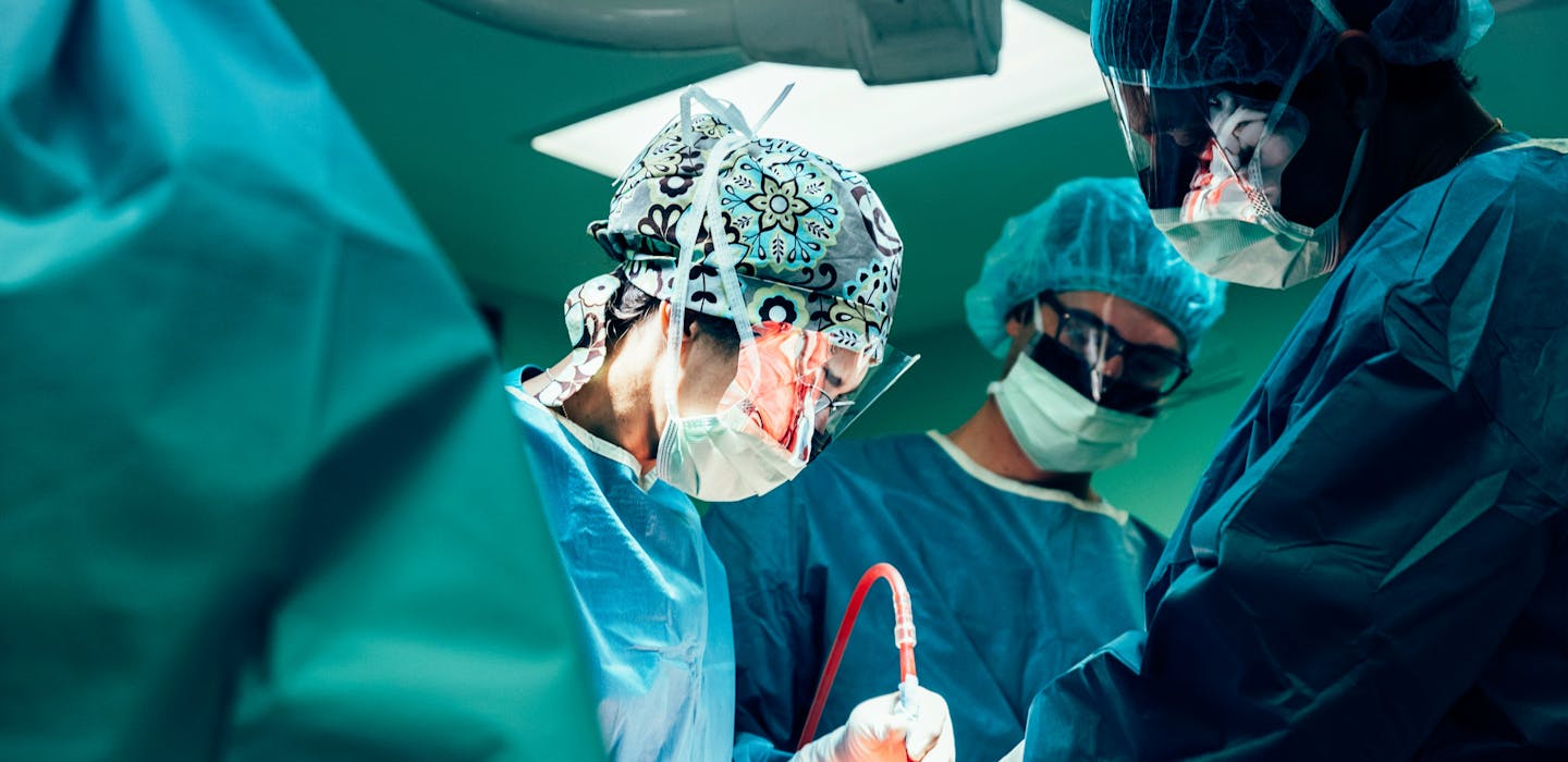 Kvinnlig läkare vid operation