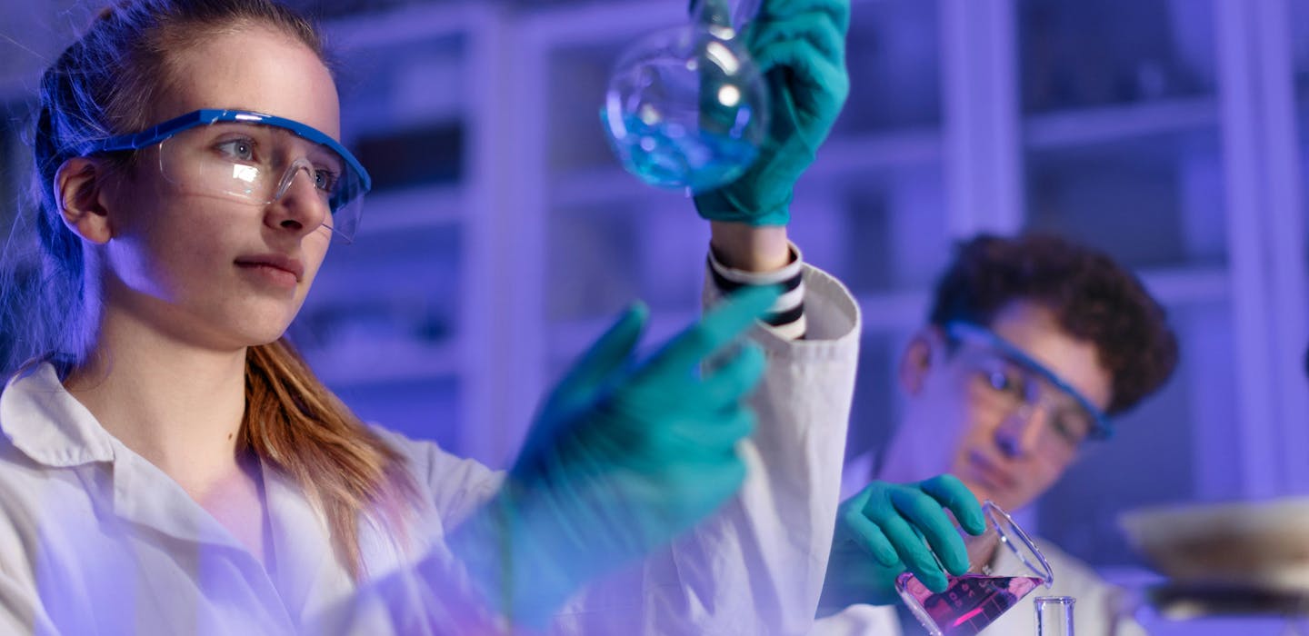 kvinna i laboratorium